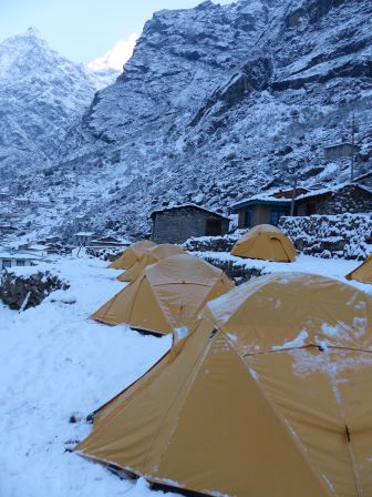 Campement sous la neige